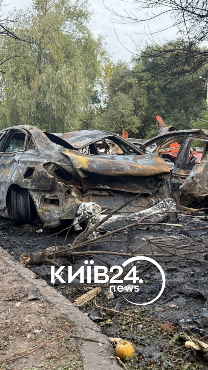 Згорілі автівки біля п'ятиповерхівки