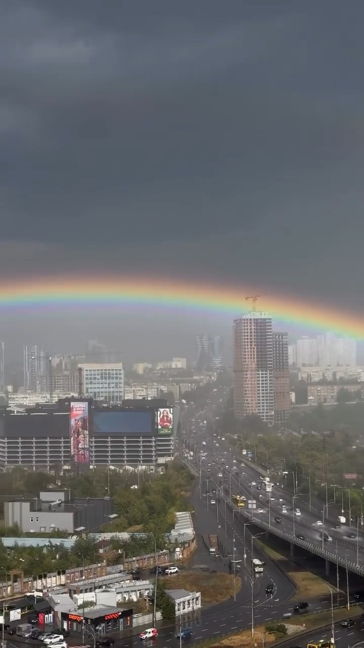 Над Києвом після дощу з'явилася подвійна веселка фото 1