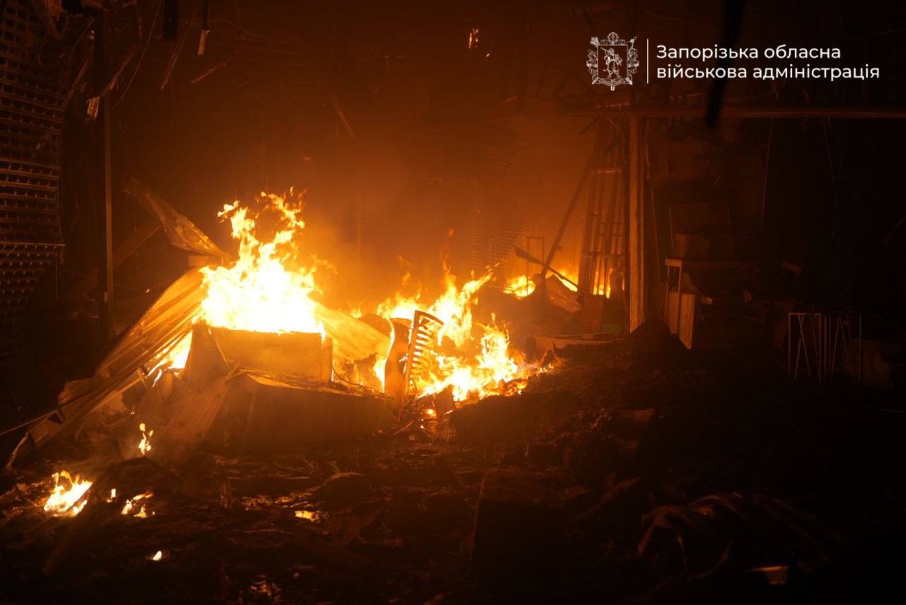 Росія атакувала Запоріжжя безпілотниками: загорівся торговельний центр фото 4
