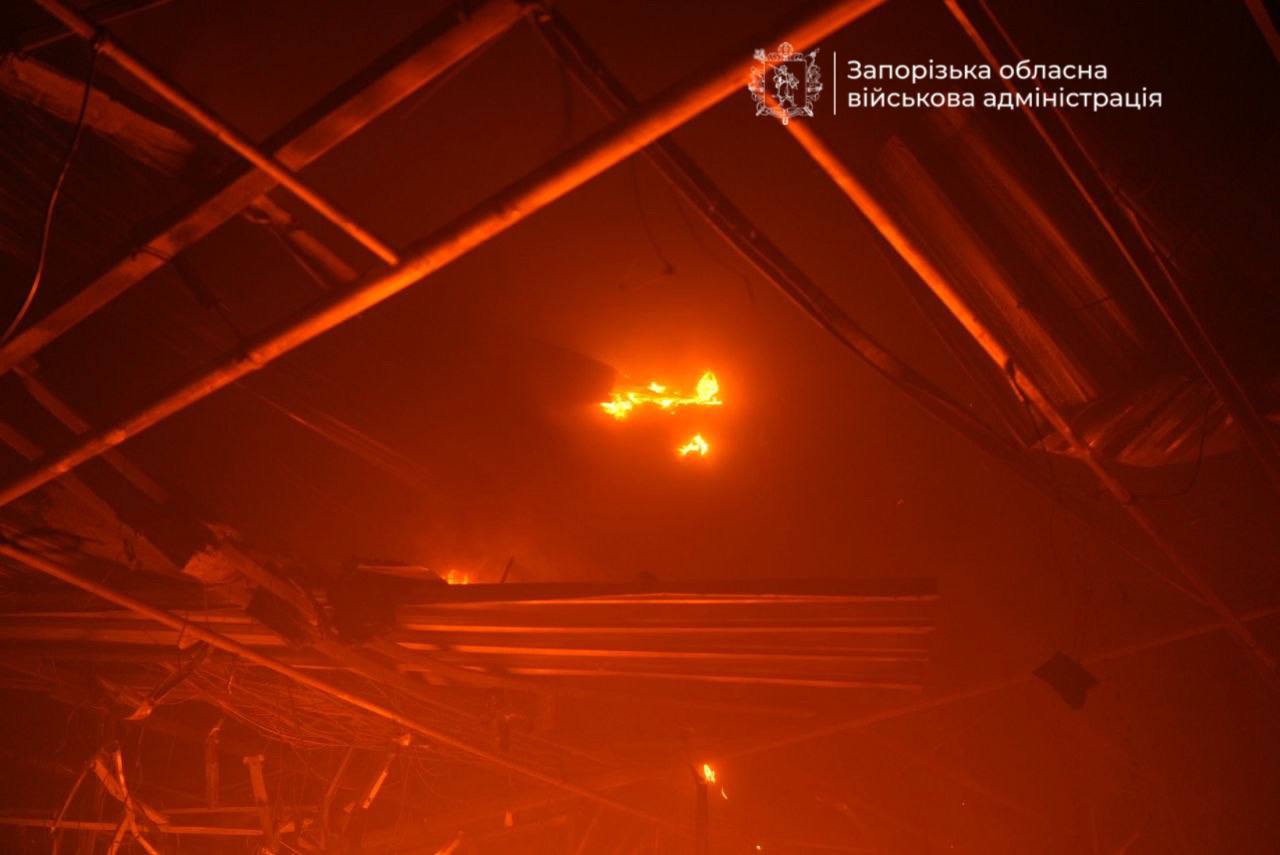 Росія атакувала Запоріжжя безпілотниками: загорівся торговельний центр фото 1
