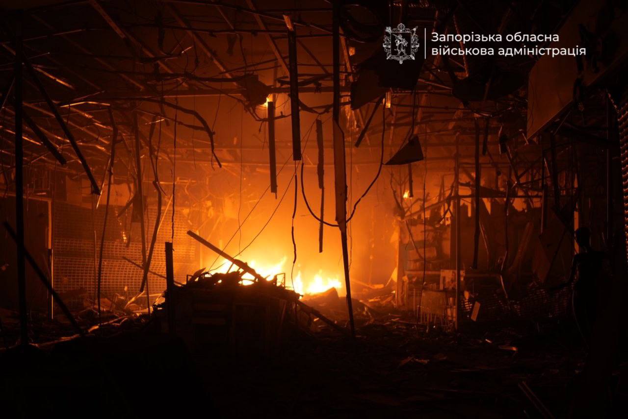 Росія атакувала Запоріжжя безпілотниками: загорівся торговельний центр фото 3