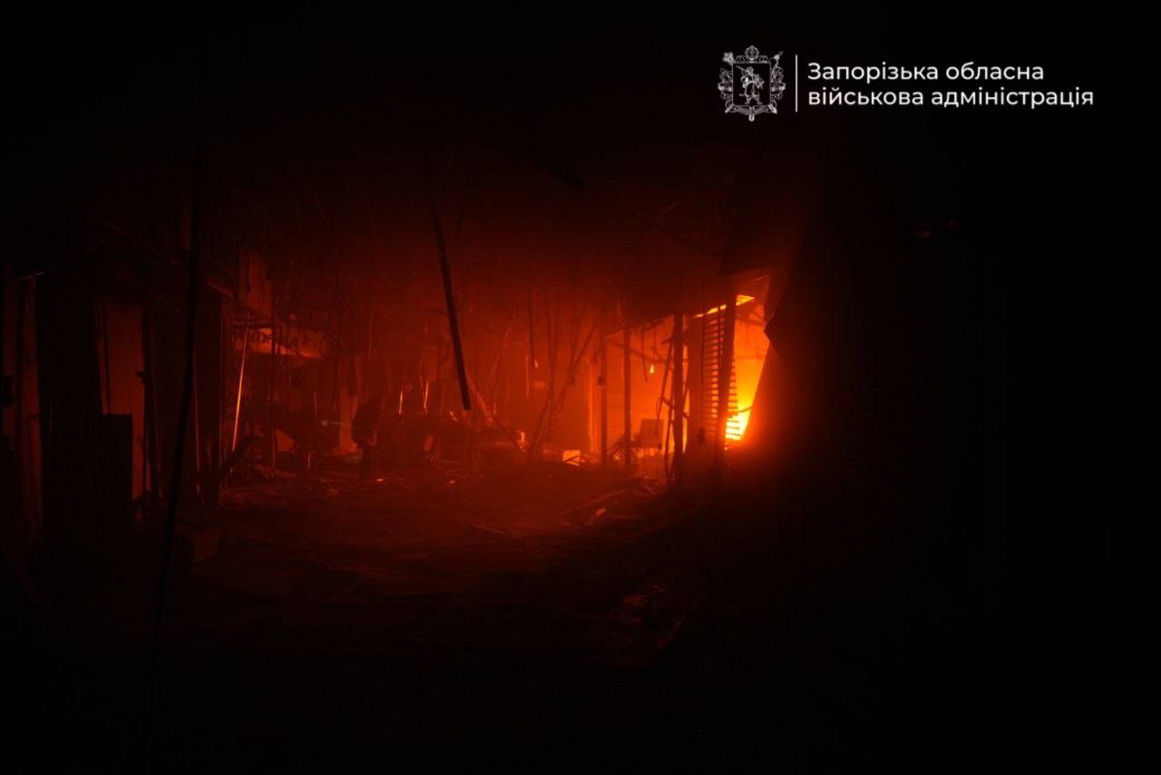 Росія атакувала Запоріжжя безпілотниками: загорівся торговельний центр фото 2