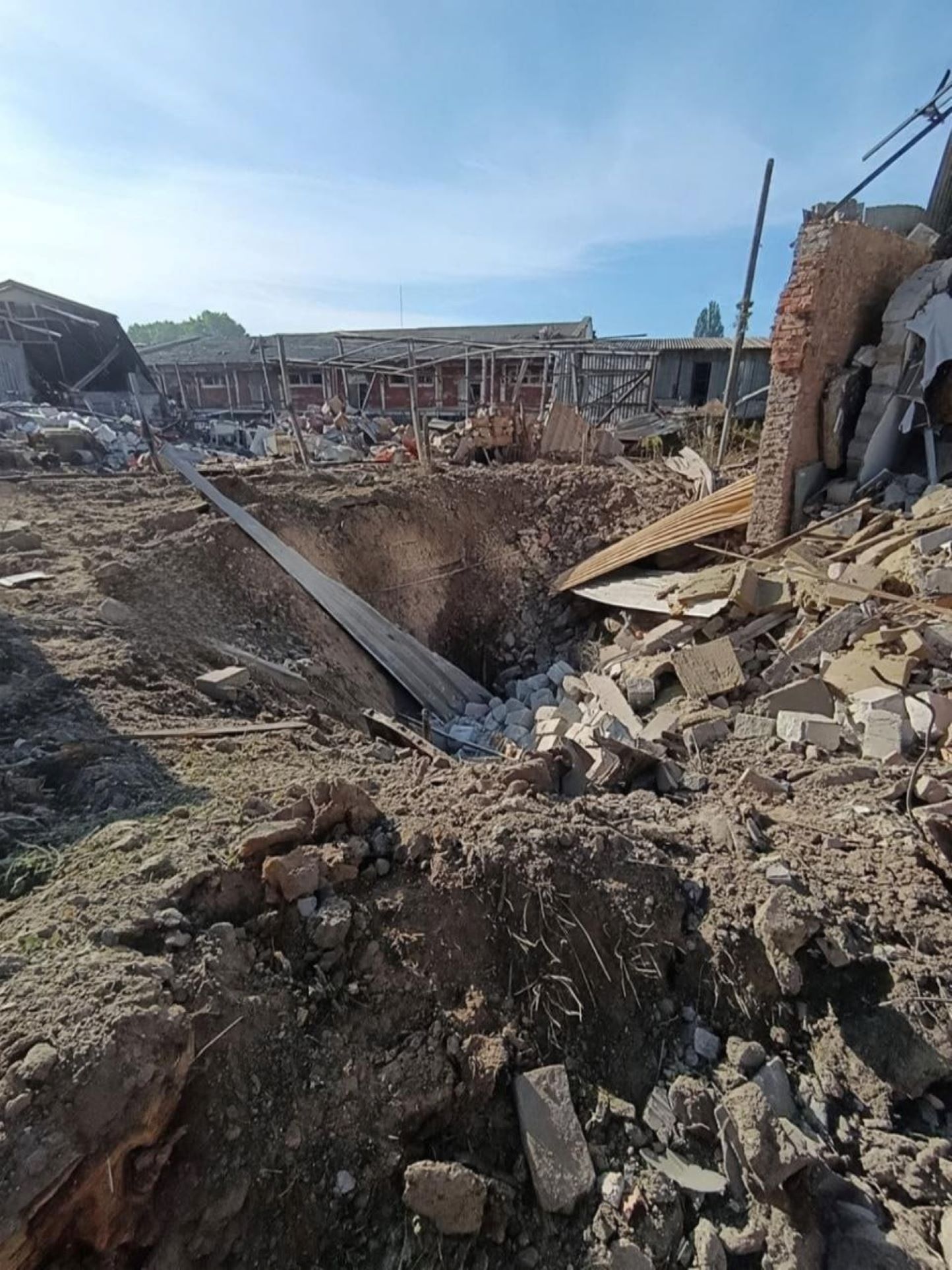 Вирва, яка утворилася внаслідок ворожої атаки на Київ у ніч на 8 вересня