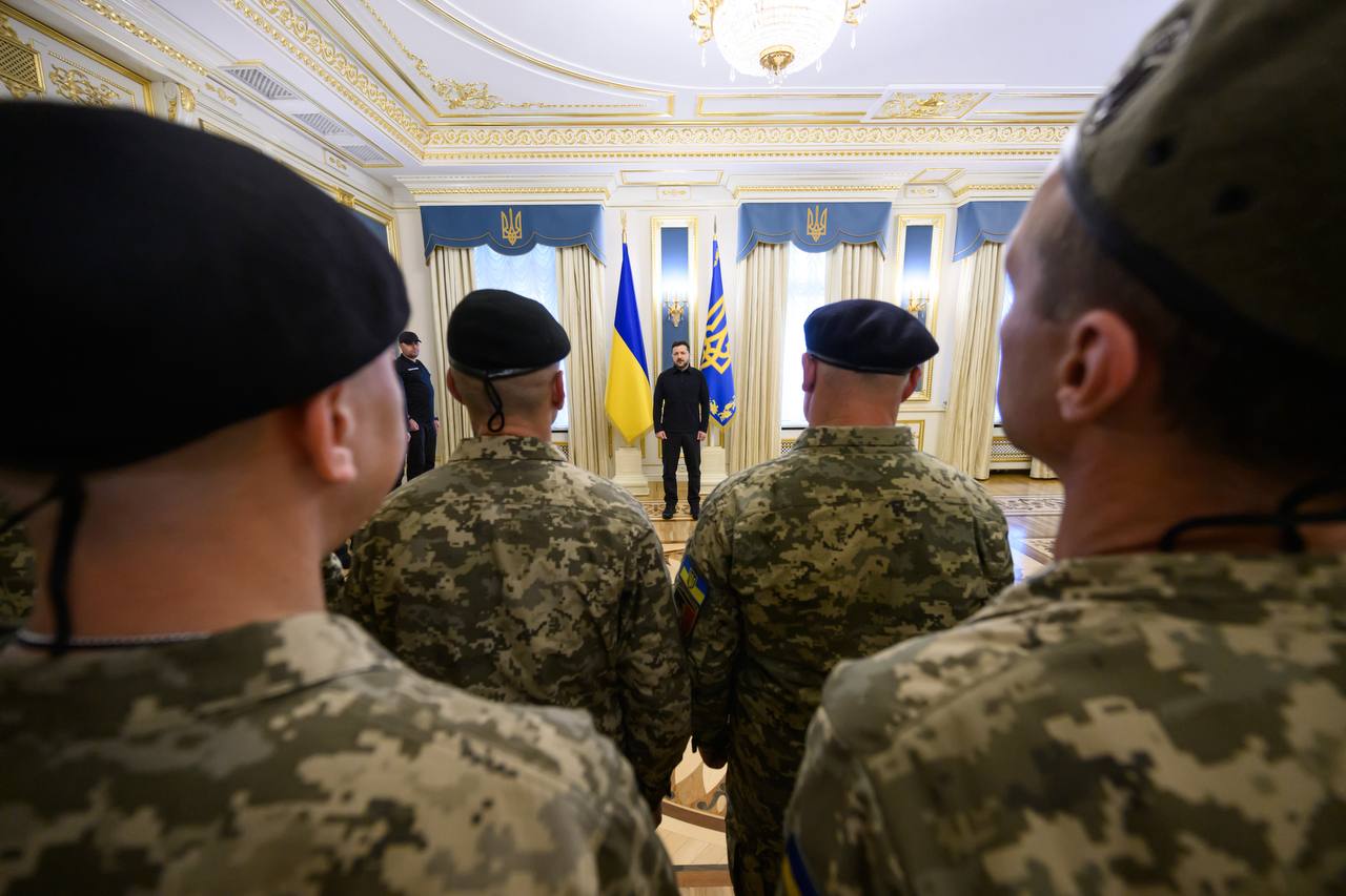 Зеленський нагородив українських танкістів фото 1