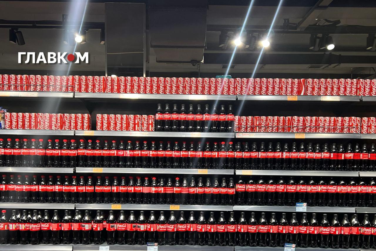 Стенд з крупами, макароними виробами та борошном після удару по заводу Coca-Cola 
