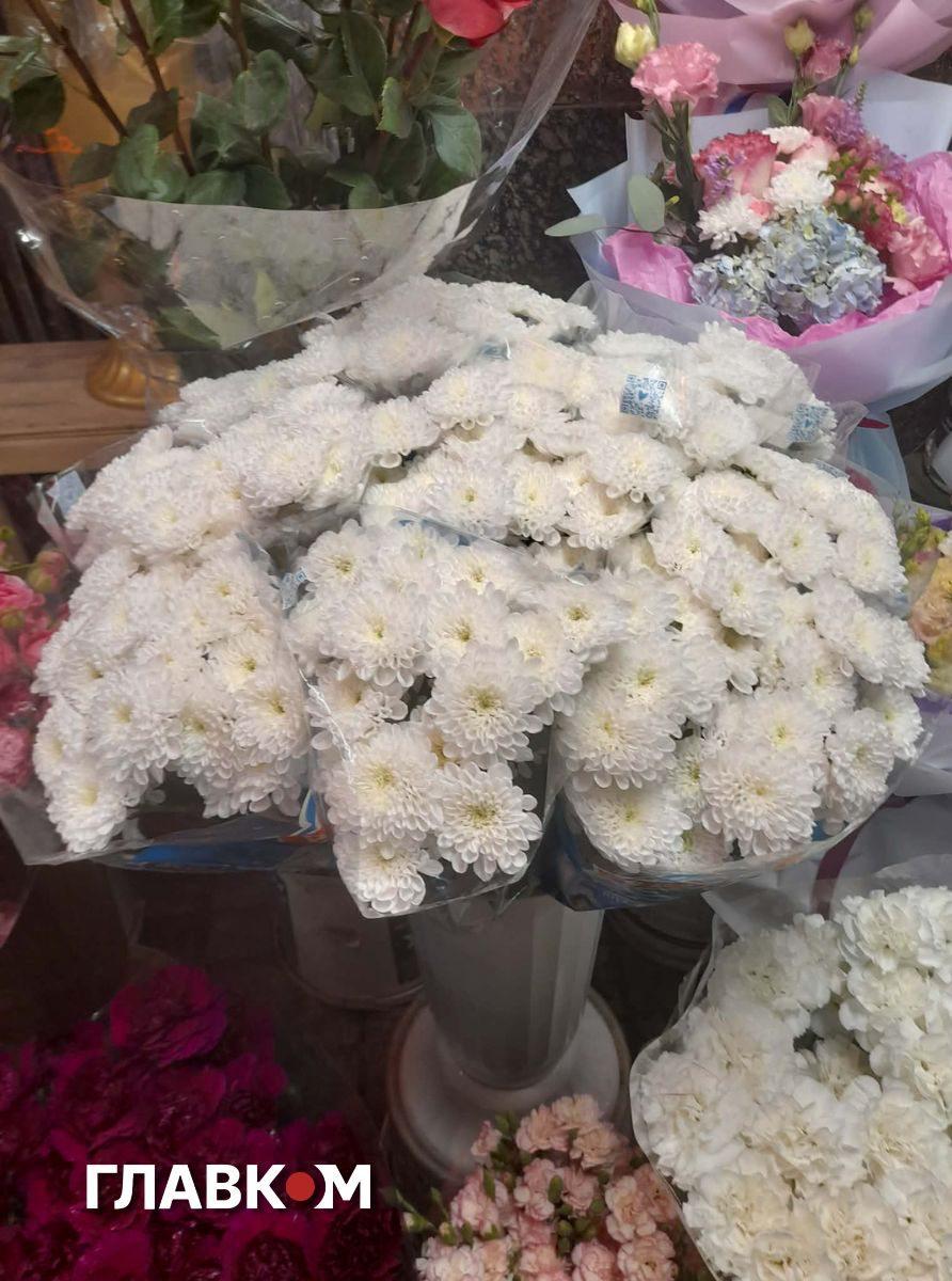 Гілочку хризантеми у Києві можна знайти за 120 грн