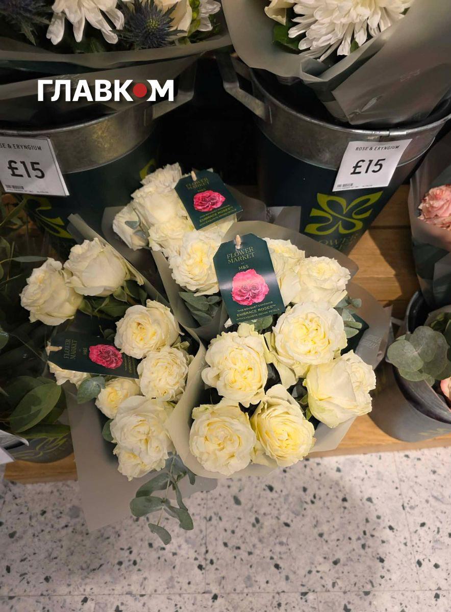 У Лондоні букет із трояндою сорту з більшим бутоном коштує вже £10 (близько 600 грн)