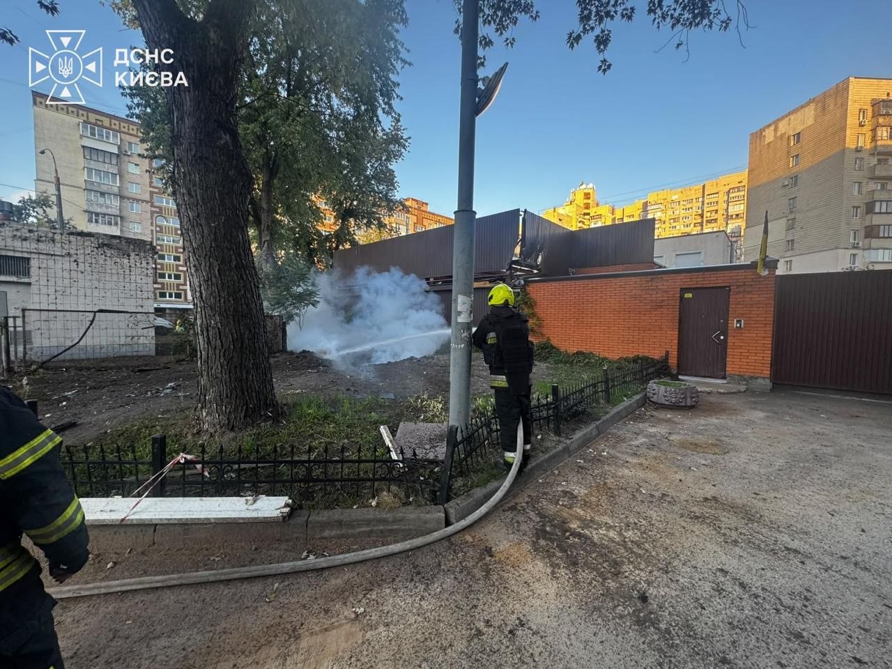 Атака на Київ: у Голосіївському районі з охопленої димом будівлі врятовано двох людей фото 1