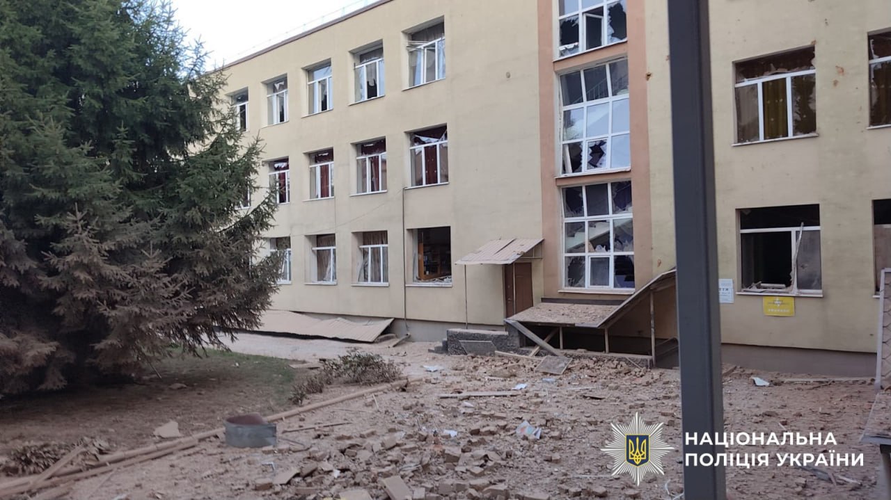 Зеленський відреагував на російський авіаудар по школі у Сумах фото 1