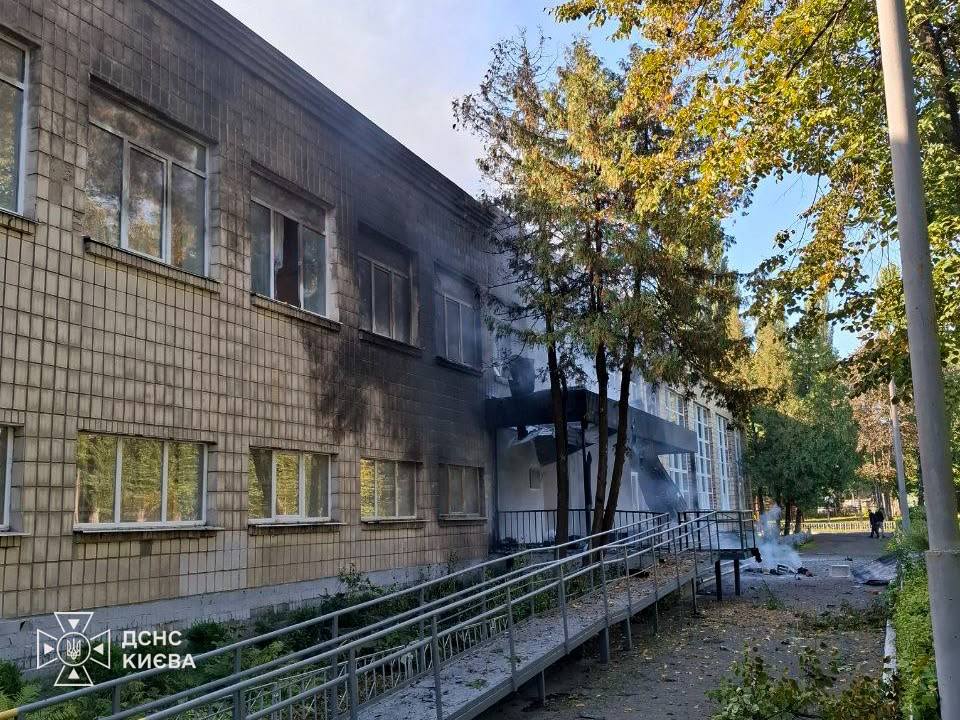 Рятувальники показали наслідки удару по школі в Києві (фото) фото 1