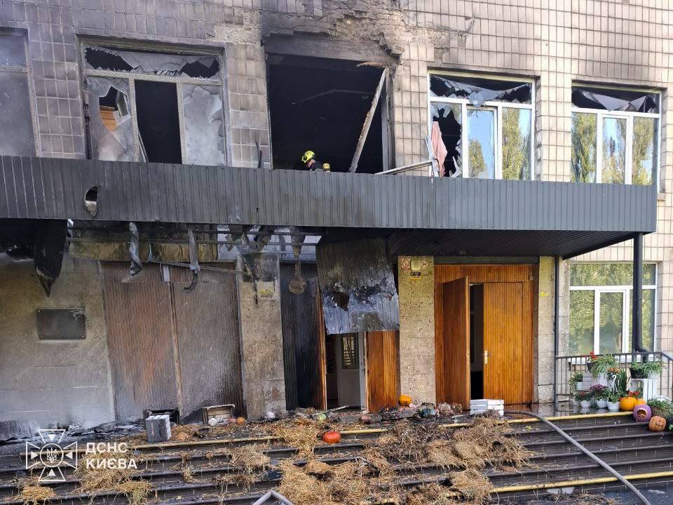 Рятувальники показали наслідки удару по школі в Києві (фото) фото 2