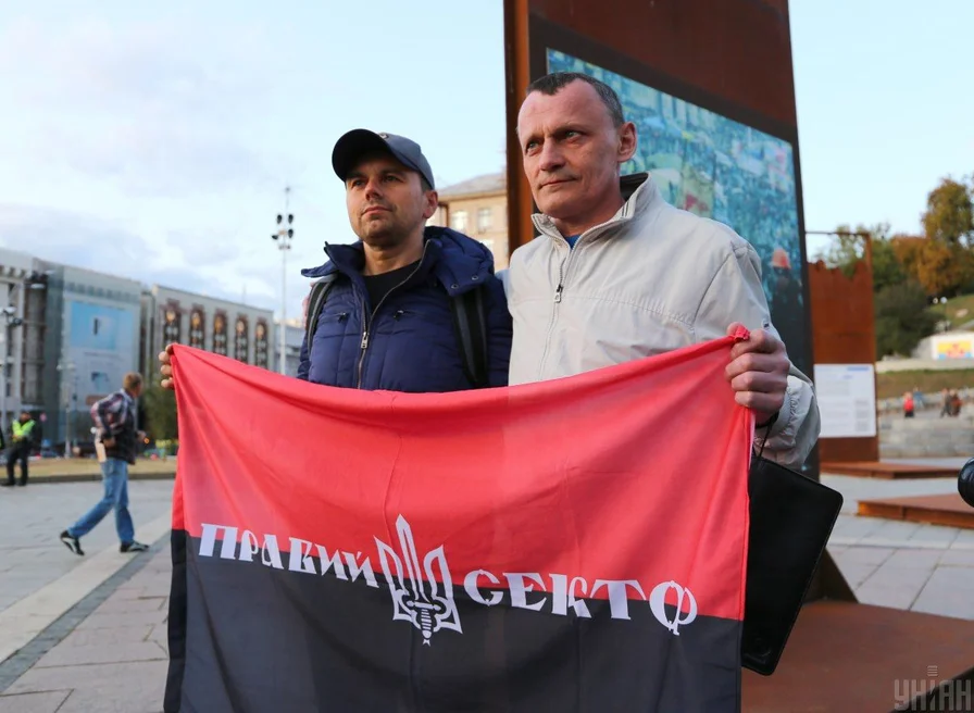 Колишній політв'язень Микола Карпюк (праворуч) з прапором «Правого сектору» під час акції на Майдані Незалежності в Києві, 19 вересня 2019 року