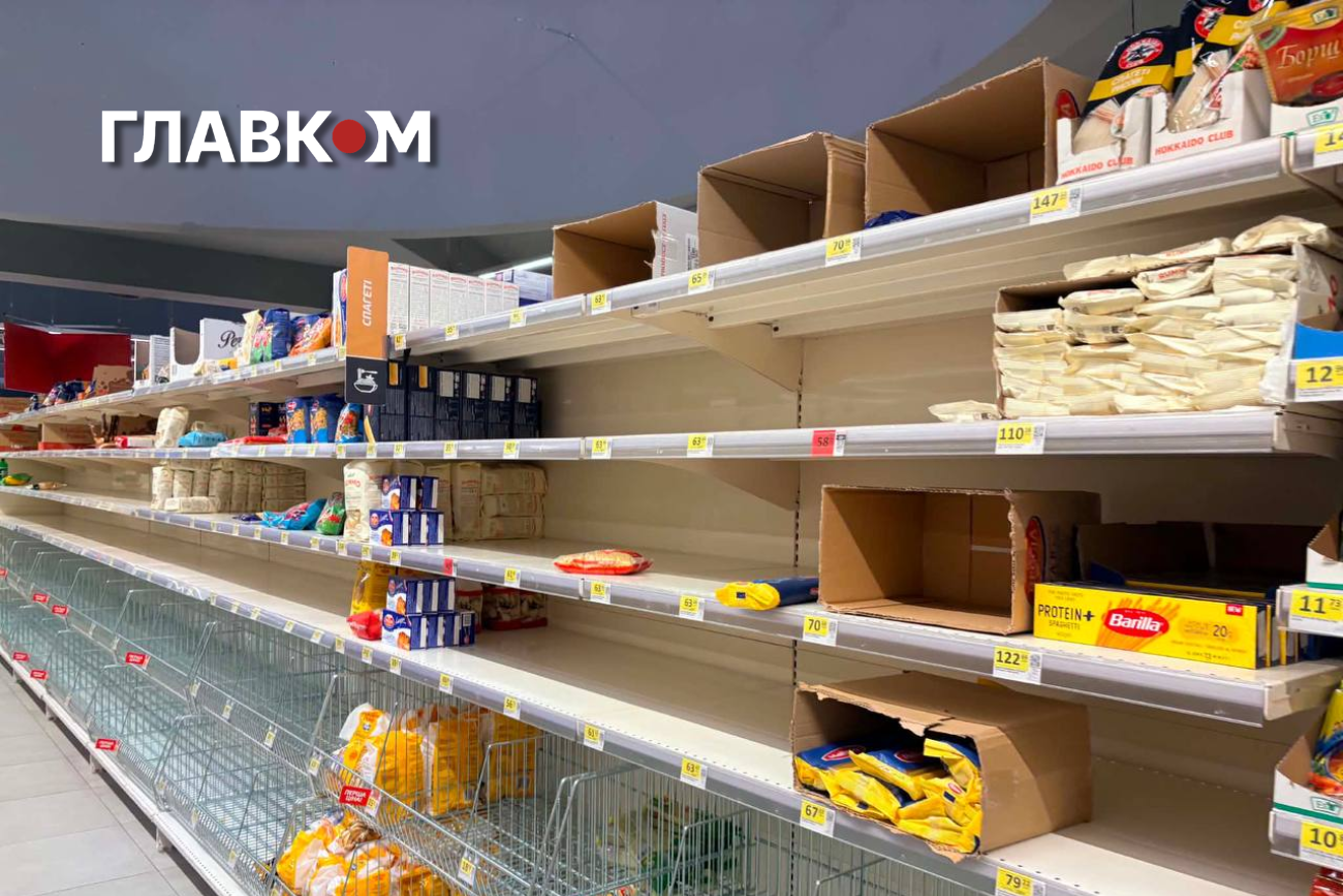 На окремих стелажах залишилися лише поодинокі упаковки продуктів