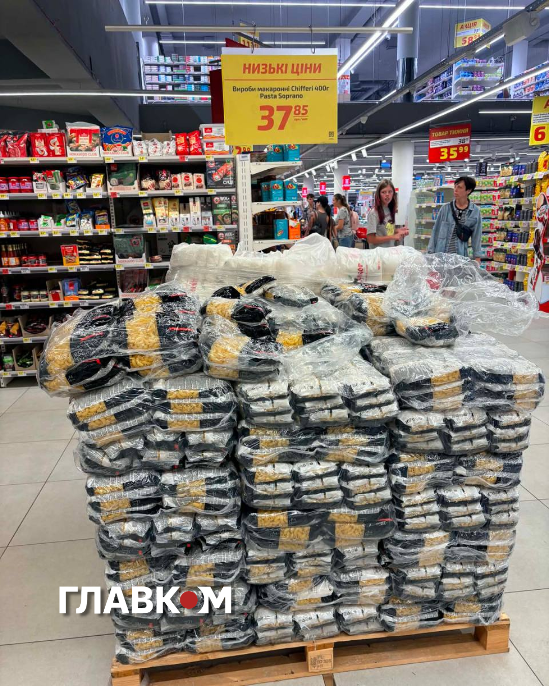 У торговій залі підготували значний запас макаронних виробів