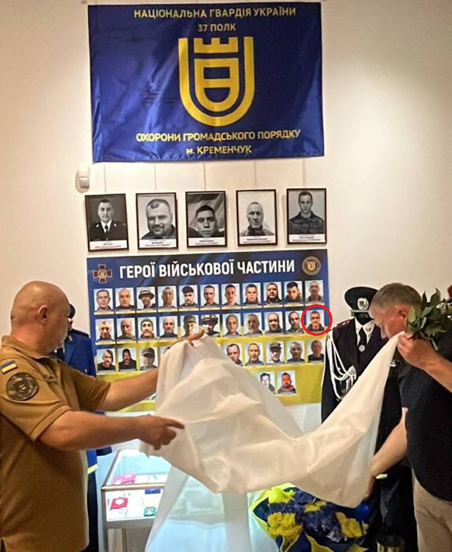 Портрет солдата Олександра Гречаного на стелі у другому ряді (крайній справа)