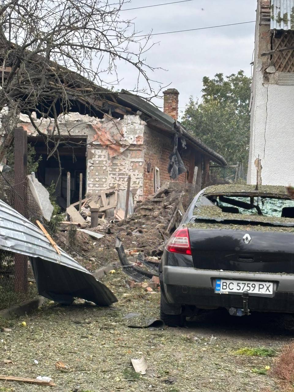Внаслідок російської атаки є руйнування