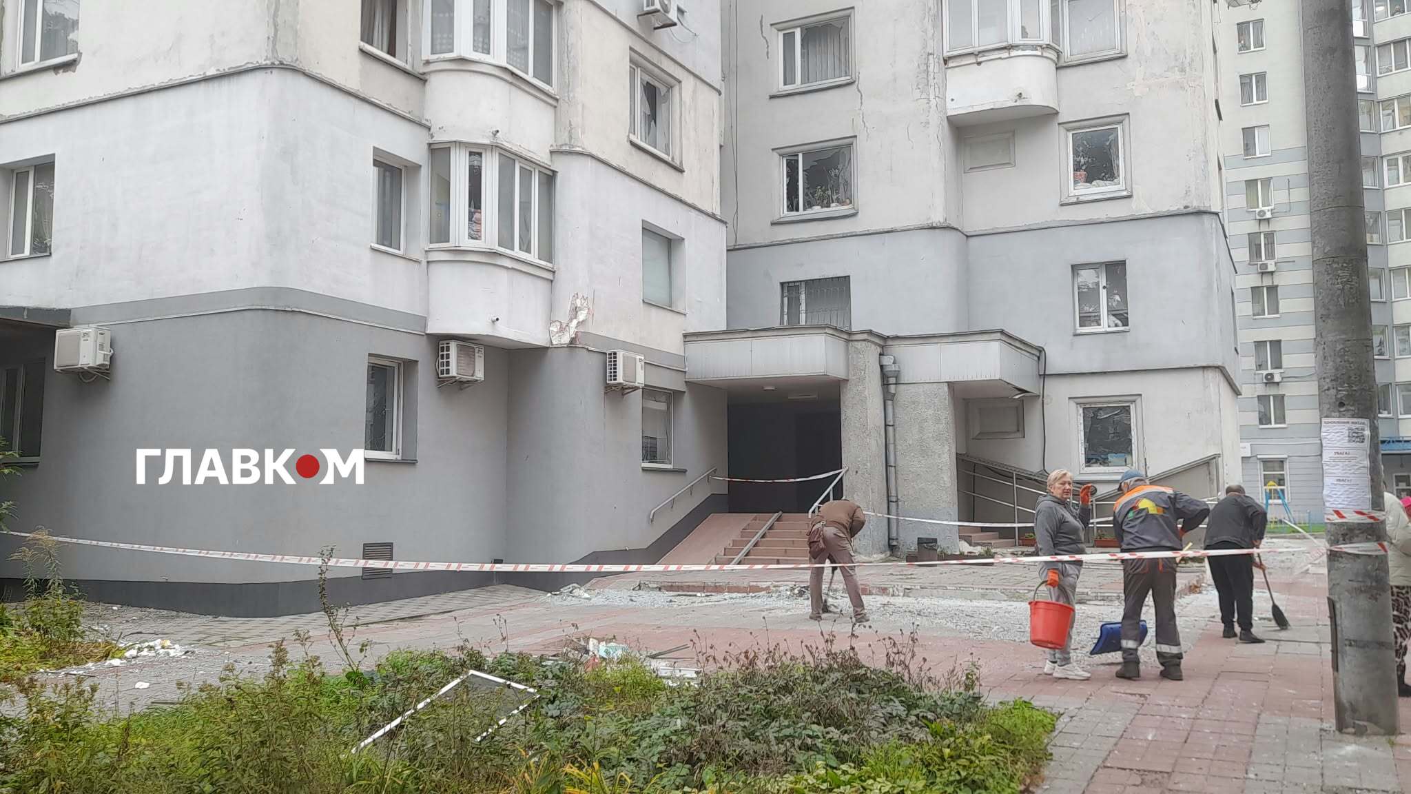Комунальні служби прибирають наслідки атаки
