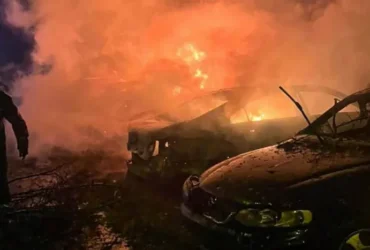 У Києві уламки впали на території житлового будинку, горять авто