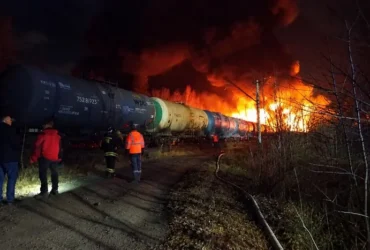 У Росії зійшов із рейок потяг із цистернами пального: спалахнула пожежа