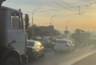 Транспортний колапс у Києві: через перекриття мостів утворилися великі затори