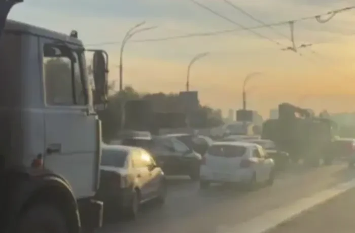 Транспортний колапс у Києві: через перекриття мостів утворилися великі затори
