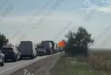 Момент удару російського дрона по колоні автівок на Одещині потрапив на відео