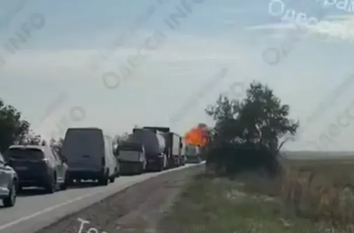 Момент удару російського дрона по колоні автівок на Одещині потрапив на відео