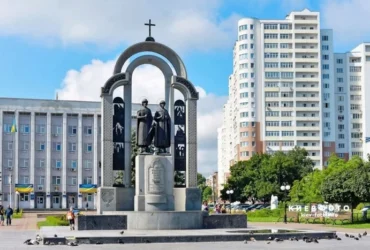 Скандал у Вишгороді: відомий скульптор заявив про спотворення монумента у центрі міста
