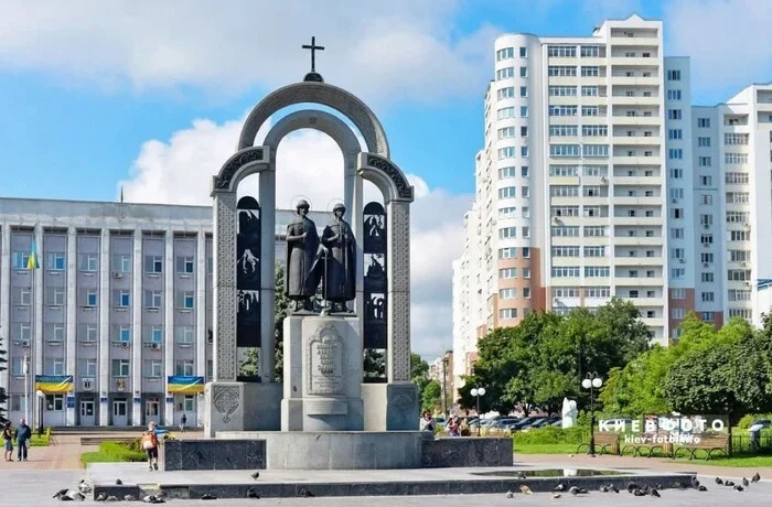 Скандал у Вишгороді: відомий скульптор заявив про спотворення монумента у центрі міста