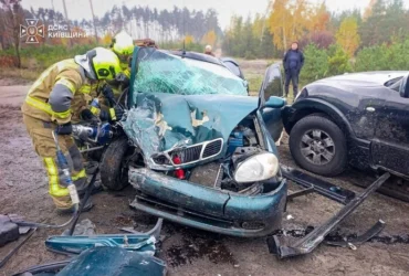 Обгін закінчився лікарнею: під Києвом Daewoo врізався у Mitsubishi