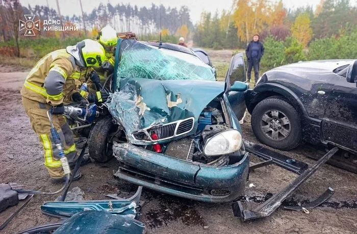 Обгін закінчився лікарнею: під Києвом Daewoo врізався у Mitsubishi