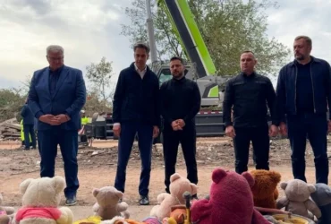 Зеленський прибув на місце ракетного удару в Прилуках, де загинули 22 людини (відео)