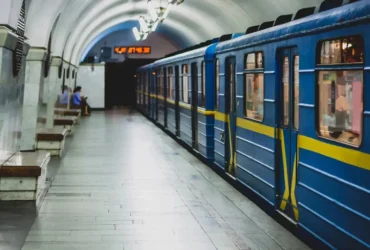«Червона» лінія метро відновила рух між кінцевими станціями