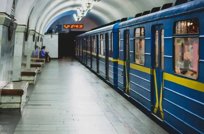 «Червона» лінія метро відновила рух між кінцевими станціями