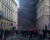 Палаючі вулиці та сутички з поліцією: у Франції поширються протести