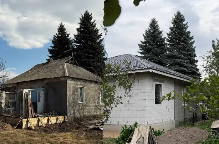Киянка купила хату в селі за два мільйони гривень для батьків-переселенців (відео)