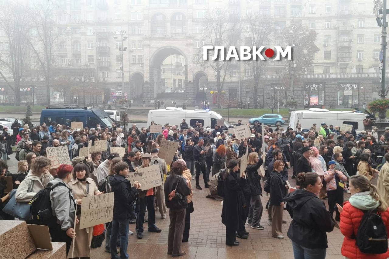  «Мер чи мародер». Сотні киян прийшли під КМДА вимагати відставки Кличка (фоторепортаж) фото 2