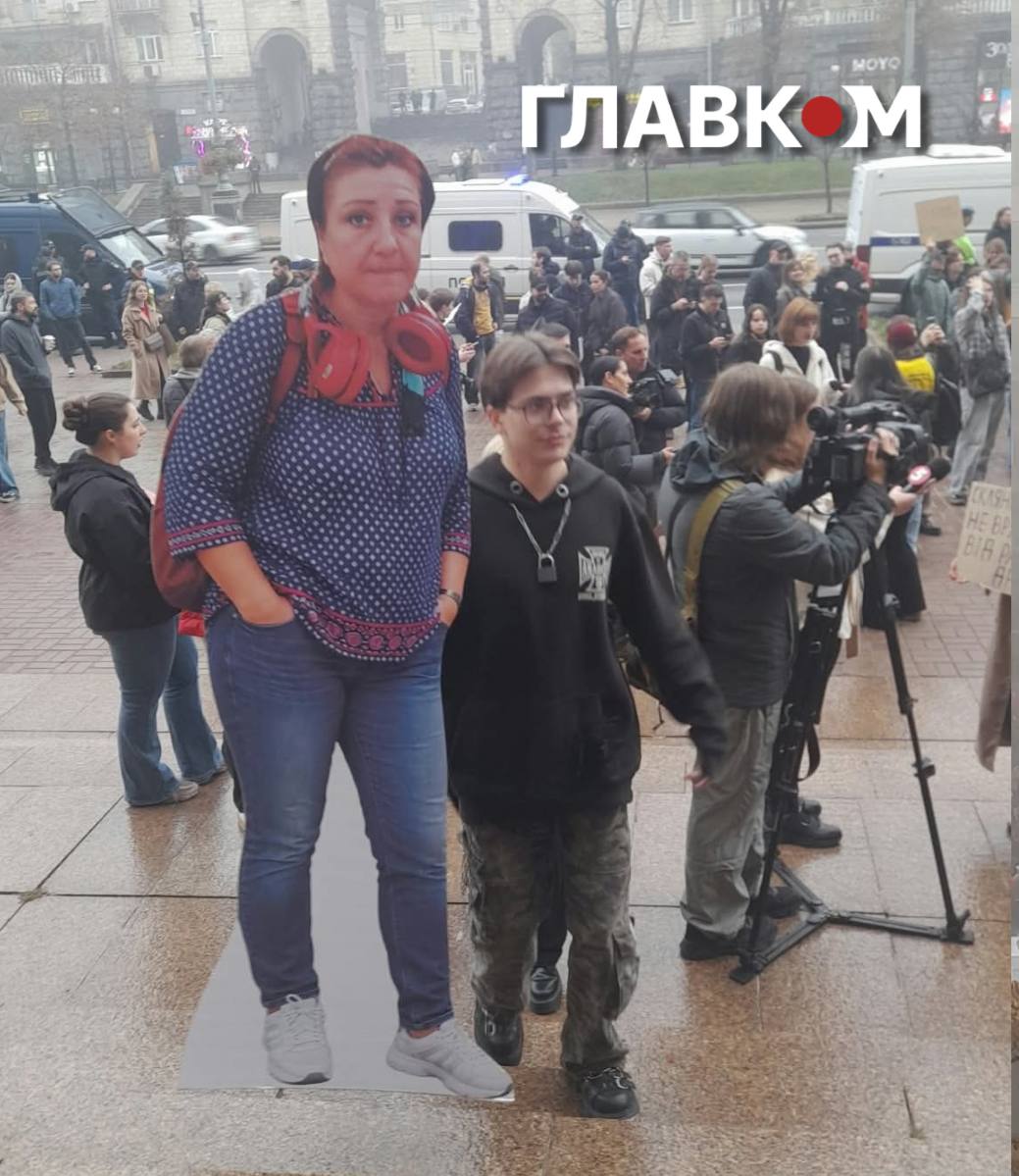  «Мер чи мародер». Сотні киян прийшли під КМДА вимагати відставки Кличка (фоторепортаж) фото 5