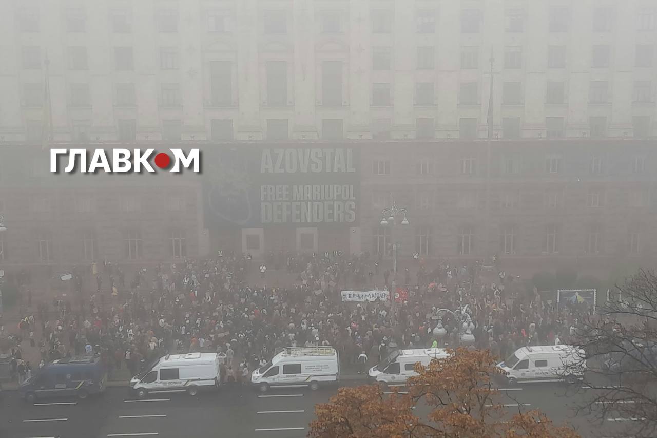  «Мер чи мародер». Сотні киян прийшли під КМДА вимагати відставки Кличка (фоторепортаж) фото 1