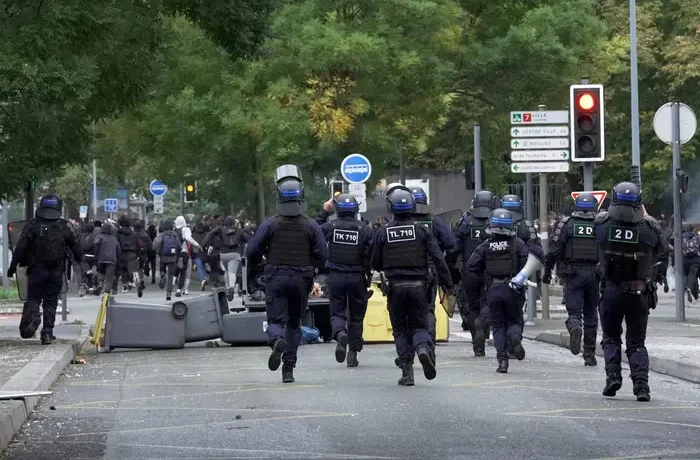 Сотні шкіл 2 жовтня залишаться закритими. Що відомо про протести у Франції