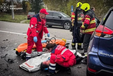 Пасажирів затиснуло в палаючій автівці: у ДТП на Вишгородщині загинули двоє людей
