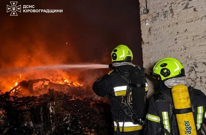 Атака РФ на Кіровоградщину: вогонь охопив складські приміщення