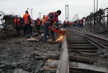 Коли буде відновлено роботу пошкодженого РФ Південного мосту в Києві: коментар влади
