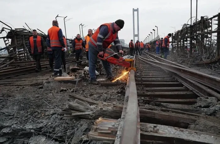 Коли буде відновлено роботу пошкодженого РФ Південного мосту в Києві: коментар влади
