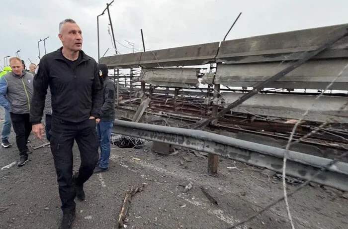 Влада закликає не публікувати фото та відео пошкоджень мостів у Києві