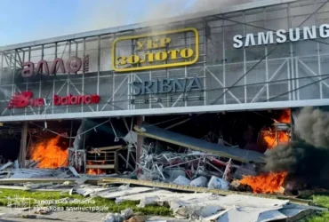 Окупанти вдарили по торговельному центру в Запоріжжі (фото)