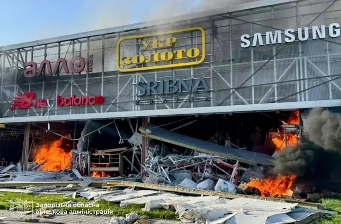 Окупанти вдарили по торговельному центру в Запоріжжі (фото)