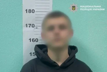 Розпилив газ в обличчя пенсіонеру у вагоні метро: поліція затримала хулігана