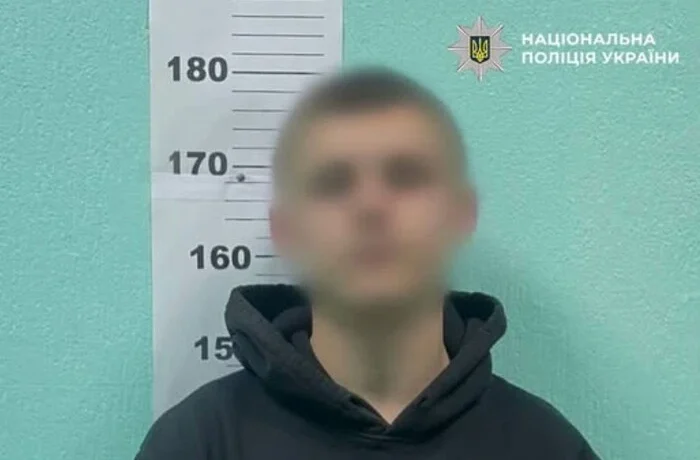 Розпилив газ в обличчя пенсіонеру у вагоні метро: поліція затримала хулігана