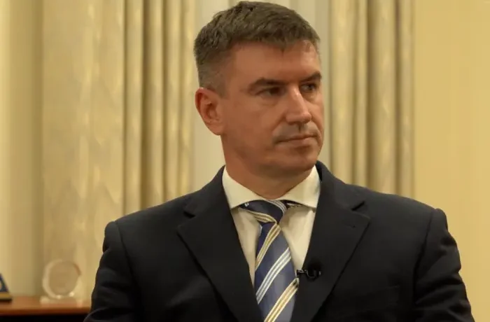 «Диванний мільйонер» із Міноборони знову погорів: списав мільйони на «дружину друга»